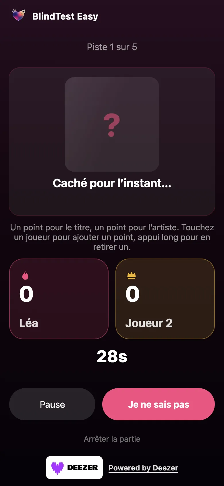 Manche en cours : pochette masquée par un point d’interrogation, trois joueurs et le chrono.